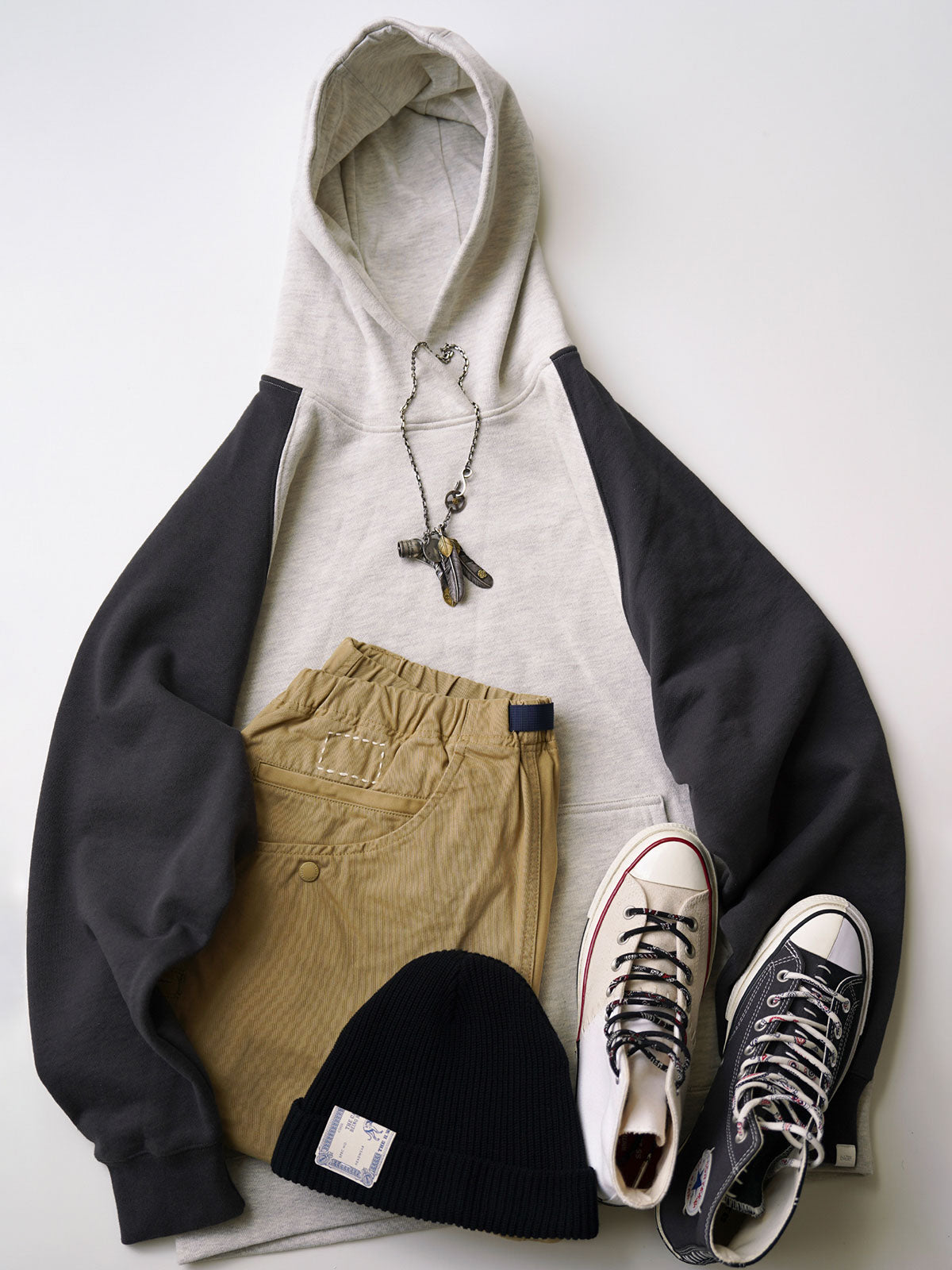 製品画像
430gの厚手スウェット生地で作られたバイカラー ラグランスリーブ パーカー全体画像。ヴィンテージカレッジ風のデザインが特徴で、秋冬の万能アイテムとして活躍。
詳細画像
肩周りをすっきり見せるラグランスリーブデザインと、縫製部分を補強した三本針ステッチのクローズアップ画像。厚手リブ仕様のディテールも確認可能。