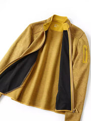 製品画像
「9色展開のスタンドカラーフリースジャケットの全体展示画像。高い透湿性と保温性を兼ね備え、スタンドカラーデザインが防風性と首元の立体感を引き立てるジャケット。多孔構造、ポーラス構造、マイクロポーラス膜技術、透湿性、保温性、防風、9色展開。」
詳細画像
「スタンドカラーフリースジャケットのスタンドカラー部分と袖口のディテールを特写。防風性と保温性を高めるデザインが際立ち、柔らかな起毛素材と立体メッシュ素材の構造が確認できる。スタンドカラー、防風デザイン、保温性、起毛素材、立体メッシュ、多孔構造、ディテール特写。」