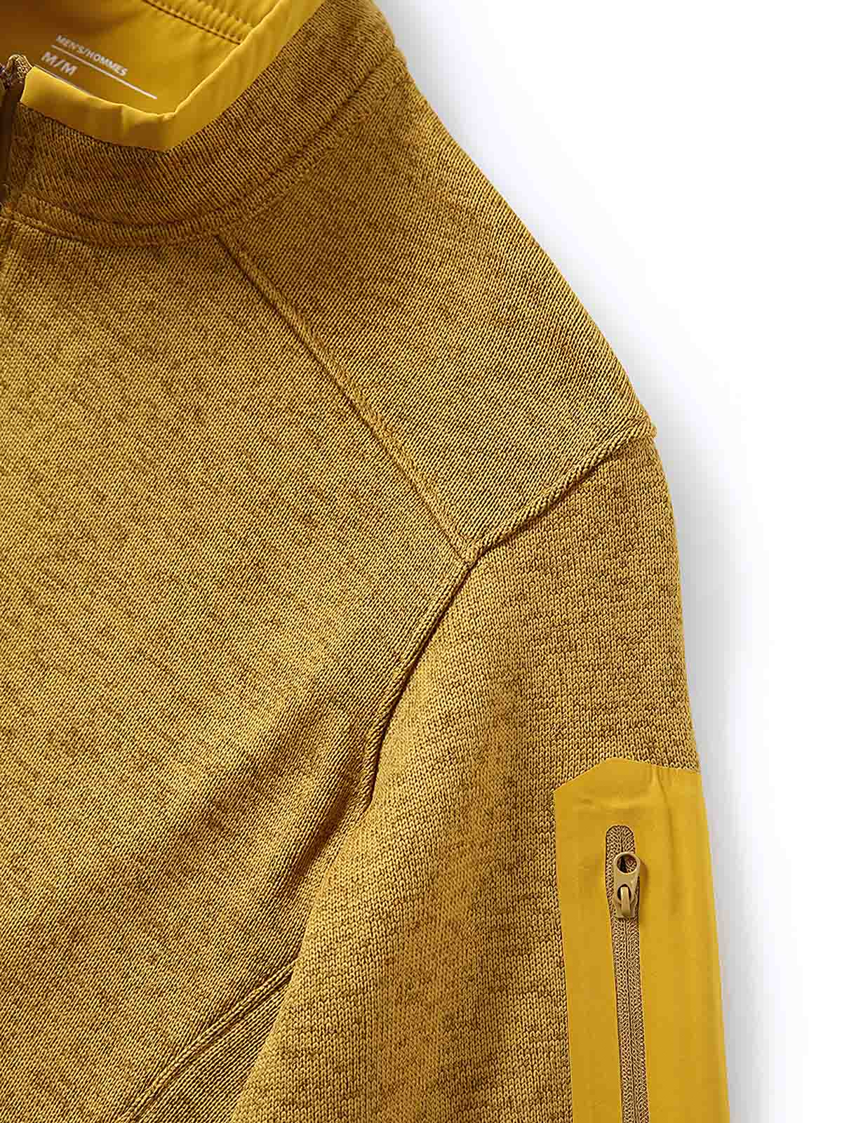 製品画像
「9色展開のスタンドカラーフリースジャケットの全体展示画像。高い透湿性と保温性を兼ね備え、スタンドカラーデザインが防風性と首元の立体感を引き立てるジャケット。多孔構造、ポーラス構造、マイクロポーラス膜技術、透湿性、保温性、防風、9色展開。」
詳細画像
「スタンドカラーフリースジャケットのスタンドカラー部分と袖口のディテールを特写。防風性と保温性を高めるデザインが際立ち、柔らかな起毛素材と立体メッシュ素材の構造が確認できる。スタンドカラー、防風デザイン、保温性、起毛素材、立体メッシュ、多孔構造、ディテール特写。」