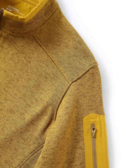 製品画像
「9色展開のスタンドカラーフリースジャケットの全体展示画像。高い透湿性と保温性を兼ね備え、スタンドカラーデザインが防風性と首元の立体感を引き立てるジャケット。多孔構造、ポーラス構造、マイクロポーラス膜技術、透湿性、保温性、防風、9色展開。」
詳細画像
「スタンドカラーフリースジャケットのスタンドカラー部分と袖口のディテールを特写。防風性と保温性を高めるデザインが際立ち、柔らかな起毛素材と立体メッシュ素材の構造が確認できる。スタンドカラー、防風デザイン、保温性、起毛素材、立体メッシュ、多孔構造、ディテール特写。」