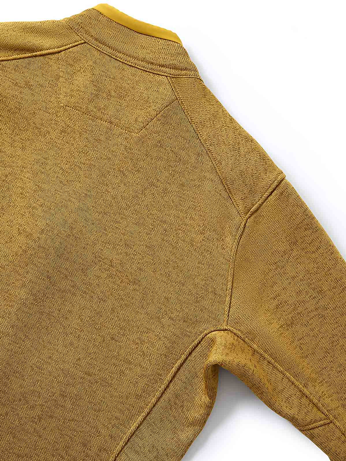 製品画像
「9色展開のスタンドカラーフリースジャケットの全体展示画像。高い透湿性と保温性を兼ね備え、スタンドカラーデザインが防風性と首元の立体感を引き立てるジャケット。多孔構造、ポーラス構造、マイクロポーラス膜技術、透湿性、保温性、防風、9色展開。」
詳細画像
「スタンドカラーフリースジャケットのスタンドカラー部分と袖口のディテールを特写。防風性と保温性を高めるデザインが際立ち、柔らかな起毛素材と立体メッシュ素材の構造が確認できる。スタンドカラー、防風デザイン、保温性、起毛素材、立体メッシュ、多孔構造、ディテール特写。」