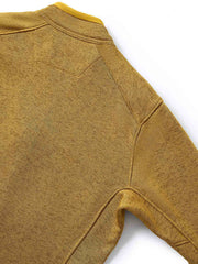 製品画像
「9色展開のスタンドカラーフリースジャケットの全体展示画像。高い透湿性と保温性を兼ね備え、スタンドカラーデザインが防風性と首元の立体感を引き立てるジャケット。多孔構造、ポーラス構造、マイクロポーラス膜技術、透湿性、保温性、防風、9色展開。」
詳細画像
「スタンドカラーフリースジャケットのスタンドカラー部分と袖口のディテールを特写。防風性と保温性を高めるデザインが際立ち、柔らかな起毛素材と立体メッシュ素材の構造が確認できる。スタンドカラー、防風デザイン、保温性、起毛素材、立体メッシュ、多孔構造、ディテール特写。」