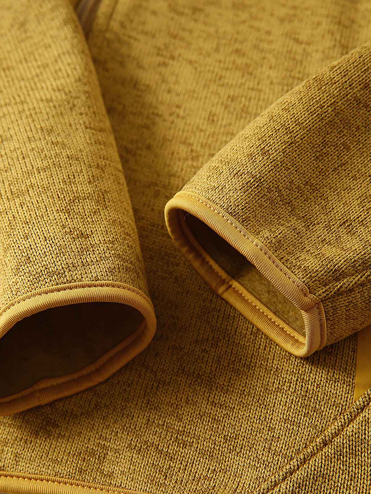 製品画像
「9色展開のスタンドカラーフリースジャケットの全体展示画像。高い透湿性と保温性を兼ね備え、スタンドカラーデザインが防風性と首元の立体感を引き立てるジャケット。多孔構造、ポーラス構造、マイクロポーラス膜技術、透湿性、保温性、防風、9色展開。」
詳細画像
「スタンドカラーフリースジャケットのスタンドカラー部分と袖口のディテールを特写。防風性と保温性を高めるデザインが際立ち、柔らかな起毛素材と立体メッシュ素材の構造が確認できる。スタンドカラー、防風デザイン、保温性、起毛素材、立体メッシュ、多孔構造、ディテール特写。」