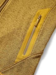 製品画像
「9色展開のスタンドカラーフリースジャケットの全体展示画像。高い透湿性と保温性を兼ね備え、スタンドカラーデザインが防風性と首元の立体感を引き立てるジャケット。多孔構造、ポーラス構造、マイクロポーラス膜技術、透湿性、保温性、防風、9色展開。」
詳細画像
「スタンドカラーフリースジャケットのスタンドカラー部分と袖口のディテールを特写。防風性と保温性を高めるデザインが際立ち、柔らかな起毛素材と立体メッシュ素材の構造が確認できる。スタンドカラー、防風デザイン、保温性、起毛素材、立体メッシュ、多孔構造、ディテール特写。」