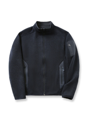 製品画像
「9色展開のスタンドカラーフリースジャケットの全体展示画像。高い透湿性と保温性を兼ね備え、スタンドカラーデザインが防風性と首元の立体感を引き立てるジャケット。多孔構造、ポーラス構造、マイクロポーラス膜技術、透湿性、保温性、防風、9色展開。」
詳細画像
「スタンドカラーフリースジャケットのスタンドカラー部分と袖口のディテールを特写。防風性と保温性を高めるデザインが際立ち、柔らかな起毛素材と立体メッシュ素材の構造が確認できる。スタンドカラー、防風デザイン、保温性、起毛素材、立体メッシュ、多孔構造、ディテール特写。」