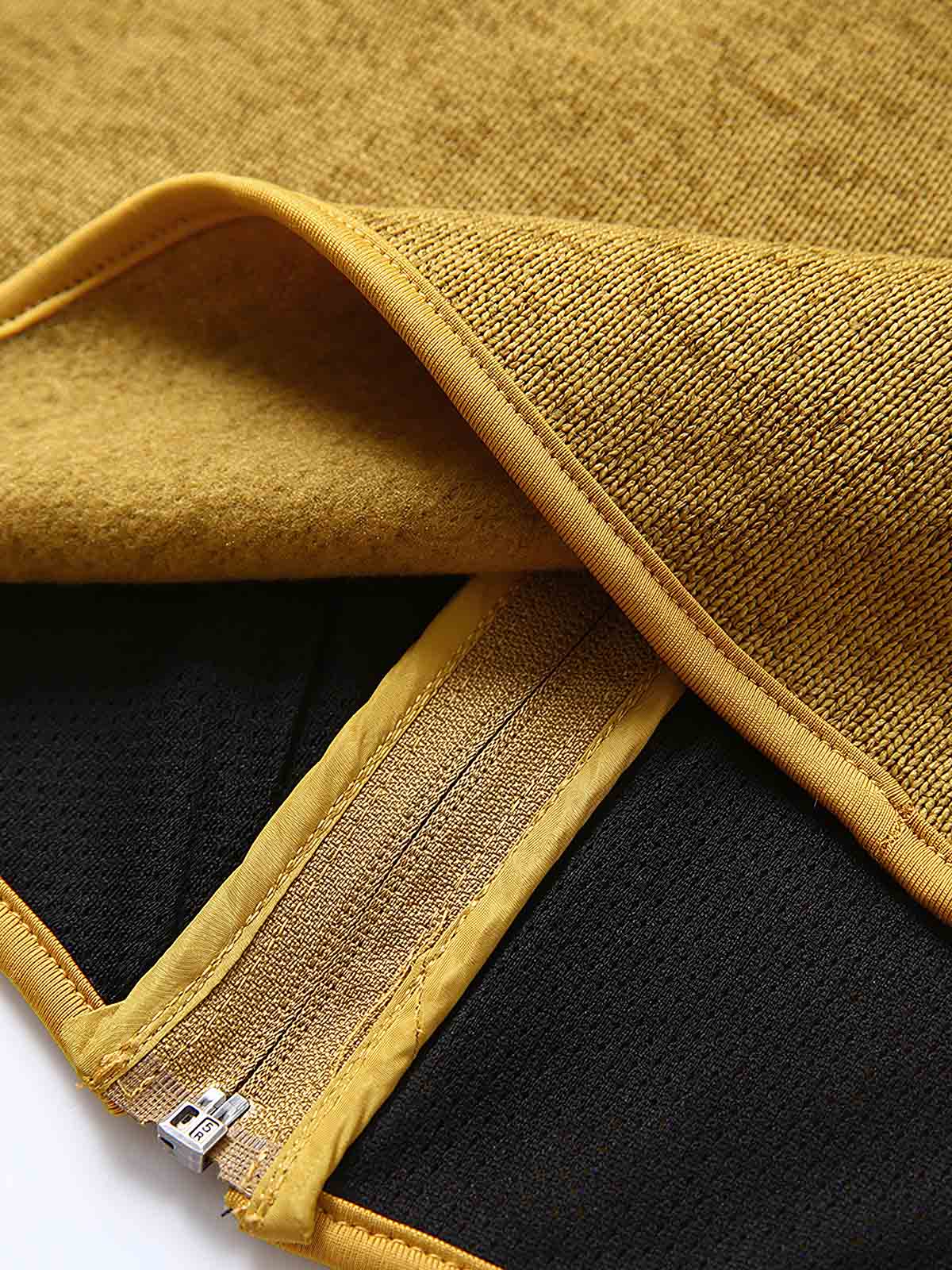 製品画像
「9色展開のスタンドカラーフリースジャケットの全体展示画像。高い透湿性と保温性を兼ね備え、スタンドカラーデザインが防風性と首元の立体感を引き立てるジャケット。多孔構造、ポーラス構造、マイクロポーラス膜技術、透湿性、保温性、防風、9色展開。」
詳細画像
「スタンドカラーフリースジャケットのスタンドカラー部分と袖口のディテールを特写。防風性と保温性を高めるデザインが際立ち、柔らかな起毛素材と立体メッシュ素材の構造が確認できる。スタンドカラー、防風デザイン、保温性、起毛素材、立体メッシュ、多孔構造、ディテール特写。」