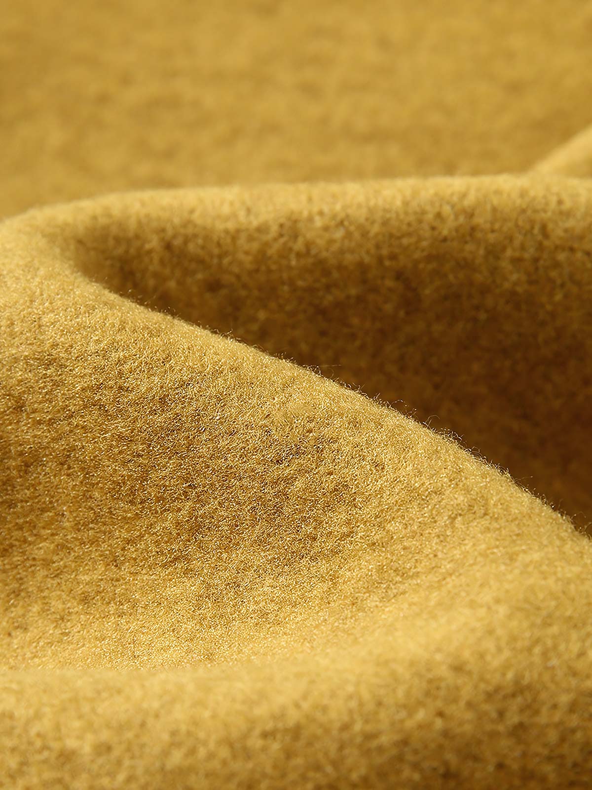 製品画像
「9色展開のスタンドカラーフリースジャケットの全体展示画像。高い透湿性と保温性を兼ね備え、スタンドカラーデザインが防風性と首元の立体感を引き立てるジャケット。多孔構造、ポーラス構造、マイクロポーラス膜技術、透湿性、保温性、防風、9色展開。」
詳細画像
「スタンドカラーフリースジャケットのスタンドカラー部分と袖口のディテールを特写。防風性と保温性を高めるデザインが際立ち、柔らかな起毛素材と立体メッシュ素材の構造が確認できる。スタンドカラー、防風デザイン、保温性、起毛素材、立体メッシュ、多孔構造、ディテール特写。」