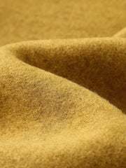 製品画像
「9色展開のスタンドカラーフリースジャケットの全体展示画像。高い透湿性と保温性を兼ね備え、スタンドカラーデザインが防風性と首元の立体感を引き立てるジャケット。多孔構造、ポーラス構造、マイクロポーラス膜技術、透湿性、保温性、防風、9色展開。」
詳細画像
「スタンドカラーフリースジャケットのスタンドカラー部分と袖口のディテールを特写。防風性と保温性を高めるデザインが際立ち、柔らかな起毛素材と立体メッシュ素材の構造が確認できる。スタンドカラー、防風デザイン、保温性、起毛素材、立体メッシュ、多孔構造、ディテール特写。」