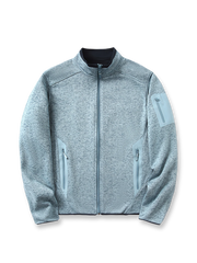 製品画像
「9色展開のスタンドカラーフリースジャケットの全体展示画像。高い透湿性と保温性を兼ね備え、スタンドカラーデザインが防風性と首元の立体感を引き立てるジャケット。多孔構造、ポーラス構造、マイクロポーラス膜技術、透湿性、保温性、防風、9色展開。」
詳細画像
「スタンドカラーフリースジャケットのスタンドカラー部分と袖口のディテールを特写。防風性と保温性を高めるデザインが際立ち、柔らかな起毛素材と立体メッシュ素材の構造が確認できる。スタンドカラー、防風デザイン、保温性、起毛素材、立体メッシュ、多孔構造、ディテール特写。」