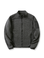 製品画像
「9色展開のスタンドカラーフリースジャケットの全体展示画像。高い透湿性と保温性を兼ね備え、スタンドカラーデザインが防風性と首元の立体感を引き立てるジャケット。多孔構造、ポーラス構造、マイクロポーラス膜技術、透湿性、保温性、防風、9色展開。」
詳細画像
「スタンドカラーフリースジャケットのスタンドカラー部分と袖口のディテールを特写。防風性と保温性を高めるデザインが際立ち、柔らかな起毛素材と立体メッシュ素材の構造が確認できる。スタンドカラー、防風デザイン、保温性、起毛素材、立体メッシュ、多孔構造、ディテール特写。」