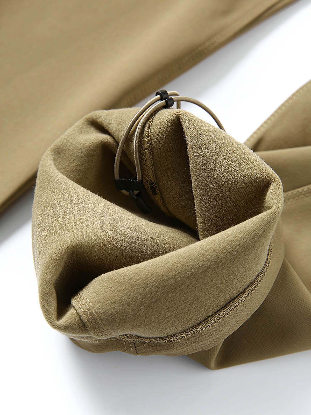 製品画像
「三防生地を使用した多機能ハイキングパンツの全体展示画像。防風・防水・防汚性能に優れたアウトドア仕様のデザインで、カーボンファイバー技術による高断熱性と保温性を兼ね備えた秋冬に最適な一着。三防生地、ハイキングパンツ、防風、防水、防汚、カーボンファイバー、高断熱性、保温性、アウトドア。」
詳細画像
「三防生地のハイキングパンツ内側に使用されたカーボンファイバー技術による保温フリースのディテール特写。高断熱性による優れた保温性と滑らかな肌触りを提供し、秋冬の寒冷な環境でも快適な着用感を実現。保温フリース、カーボンファイバー技術、三防生地、高断熱性、防風、防水、防汚、ディテール特写。」