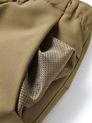 製品画像
「三防生地を使用した多機能ハイキングパンツの全体展示画像。防風・防水・防汚性能に優れたアウトドア仕様のデザインで、カーボンファイバー技術による高断熱性と保温性を兼ね備えた秋冬に最適な一着。三防生地、ハイキングパンツ、防風、防水、防汚、カーボンファイバー、高断熱性、保温性、アウトドア。」
詳細画像
「三防生地のハイキングパンツ内側に使用されたカーボンファイバー技術による保温フリースのディテール特写。高断熱性による優れた保温性と滑らかな肌触りを提供し、秋冬の寒冷な環境でも快適な着用感を実現。保温フリース、カーボンファイバー技術、三防生地、高断熱性、防風、防水、防汚、ディテール特写。」