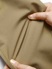 製品画像
「三防生地を使用した多機能ハイキングパンツの全体展示画像。防風・防水・防汚性能に優れたアウトドア仕様のデザインで、カーボンファイバー技術による高断熱性と保温性を兼ね備えた秋冬に最適な一着。三防生地、ハイキングパンツ、防風、防水、防汚、カーボンファイバー、高断熱性、保温性、アウトドア。」
詳細画像
「三防生地のハイキングパンツ内側に使用されたカーボンファイバー技術による保温フリースのディテール特写。高断熱性による優れた保温性と滑らかな肌触りを提供し、秋冬の寒冷な環境でも快適な着用感を実現。保温フリース、カーボンファイバー技術、三防生地、高断熱性、防風、防水、防汚、ディテール特写。」