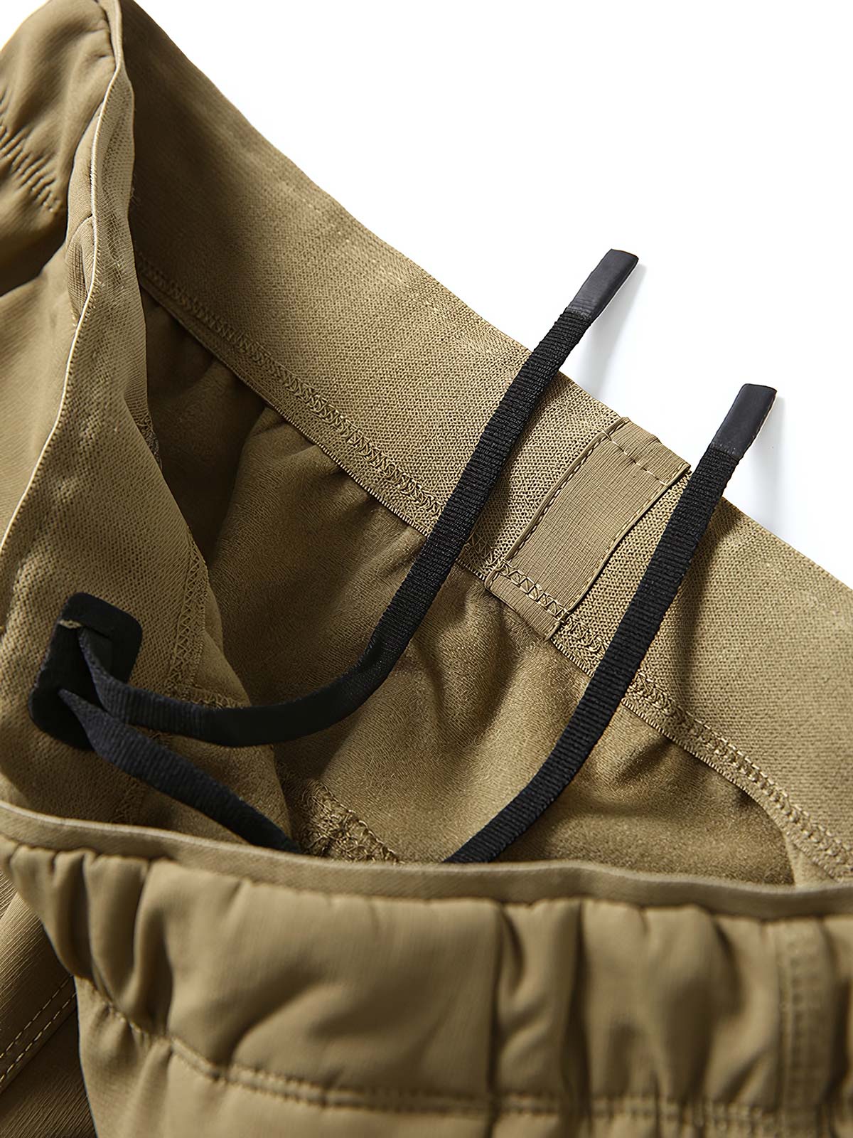 製品画像
「三防生地を使用した多機能ハイキングパンツの全体展示画像。防風・防水・防汚性能に優れたアウトドア仕様のデザインで、カーボンファイバー技術による高断熱性と保温性を兼ね備えた秋冬に最適な一着。三防生地、ハイキングパンツ、防風、防水、防汚、カーボンファイバー、高断熱性、保温性、アウトドア。」
詳細画像
「三防生地のハイキングパンツ内側に使用されたカーボンファイバー技術による保温フリースのディテール特写。高断熱性による優れた保温性と滑らかな肌触りを提供し、秋冬の寒冷な環境でも快適な着用感を実現。保温フリース、カーボンファイバー技術、三防生地、高断熱性、防風、防水、防汚、ディテール特写。」