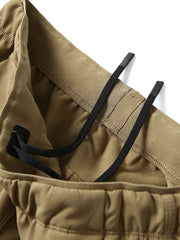 製品画像
「三防生地を使用した多機能ハイキングパンツの全体展示画像。防風・防水・防汚性能に優れたアウトドア仕様のデザインで、カーボンファイバー技術による高断熱性と保温性を兼ね備えた秋冬に最適な一着。三防生地、ハイキングパンツ、防風、防水、防汚、カーボンファイバー、高断熱性、保温性、アウトドア。」
詳細画像
「三防生地のハイキングパンツ内側に使用されたカーボンファイバー技術による保温フリースのディテール特写。高断熱性による優れた保温性と滑らかな肌触りを提供し、秋冬の寒冷な環境でも快適な着用感を実現。保温フリース、カーボンファイバー技術、三防生地、高断熱性、防風、防水、防汚、ディテール特写。」