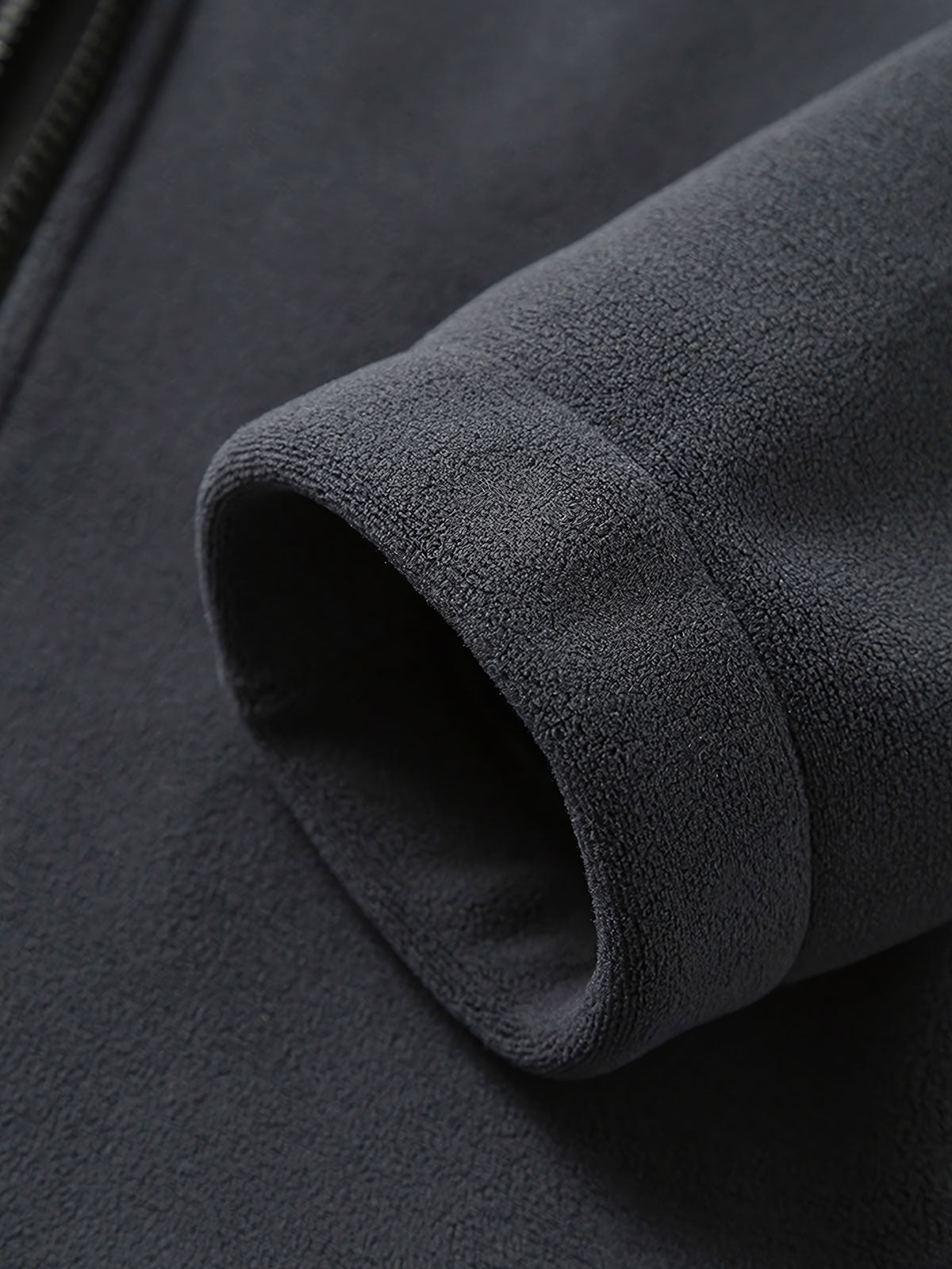 製品画像
「高密度フリース素材とフード付きデザインが特徴のパッチワークジャケットの全体画像。軽量で暖かく、高い蓄熱性を備えたデザインは、冬のアウトドアや日常使いに最適な一着。ダークグレー、ブラック、アーミーグリーンの3色展開で、Mから3XLまでの幅広いサイズに対応。高密度フリース、パッチワーク、フード付きジャケット、蓄熱性、アウトドア、防寒、3色展開、M-3XL。」
詳細画像
「高密度フリース素材の内側に採用された蓄熱フリース技術やパッチワークデザインのディテール特写画像。立体感を引き立てるパッチワークや、580gの高い生地重量による優れた保温性が特徴で、冬の寒さに対応するデザインを細部から確認可能。高密度フリース、パッチワーク、フード付きジャケット、蓄熱性、アウトドア、防寒、3色展開、M-3XL。」