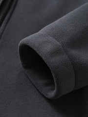 製品画像
「高密度フリース素材とフード付きデザインが特徴のパッチワークジャケットの全体画像。軽量で暖かく、高い蓄熱性を備えたデザインは、冬のアウトドアや日常使いに最適な一着。ダークグレー、ブラック、アーミーグリーンの3色展開で、Mから3XLまでの幅広いサイズに対応。高密度フリース、パッチワーク、フード付きジャケット、蓄熱性、アウトドア、防寒、3色展開、M-3XL。」
詳細画像
「高密度フリース素材の内側に採用された蓄熱フリース技術やパッチワークデザインのディテール特写画像。立体感を引き立てるパッチワークや、580gの高い生地重量による優れた保温性が特徴で、冬の寒さに対応するデザインを細部から確認可能。高密度フリース、パッチワーク、フード付きジャケット、蓄熱性、アウトドア、防寒、3色展開、M-3XL。」