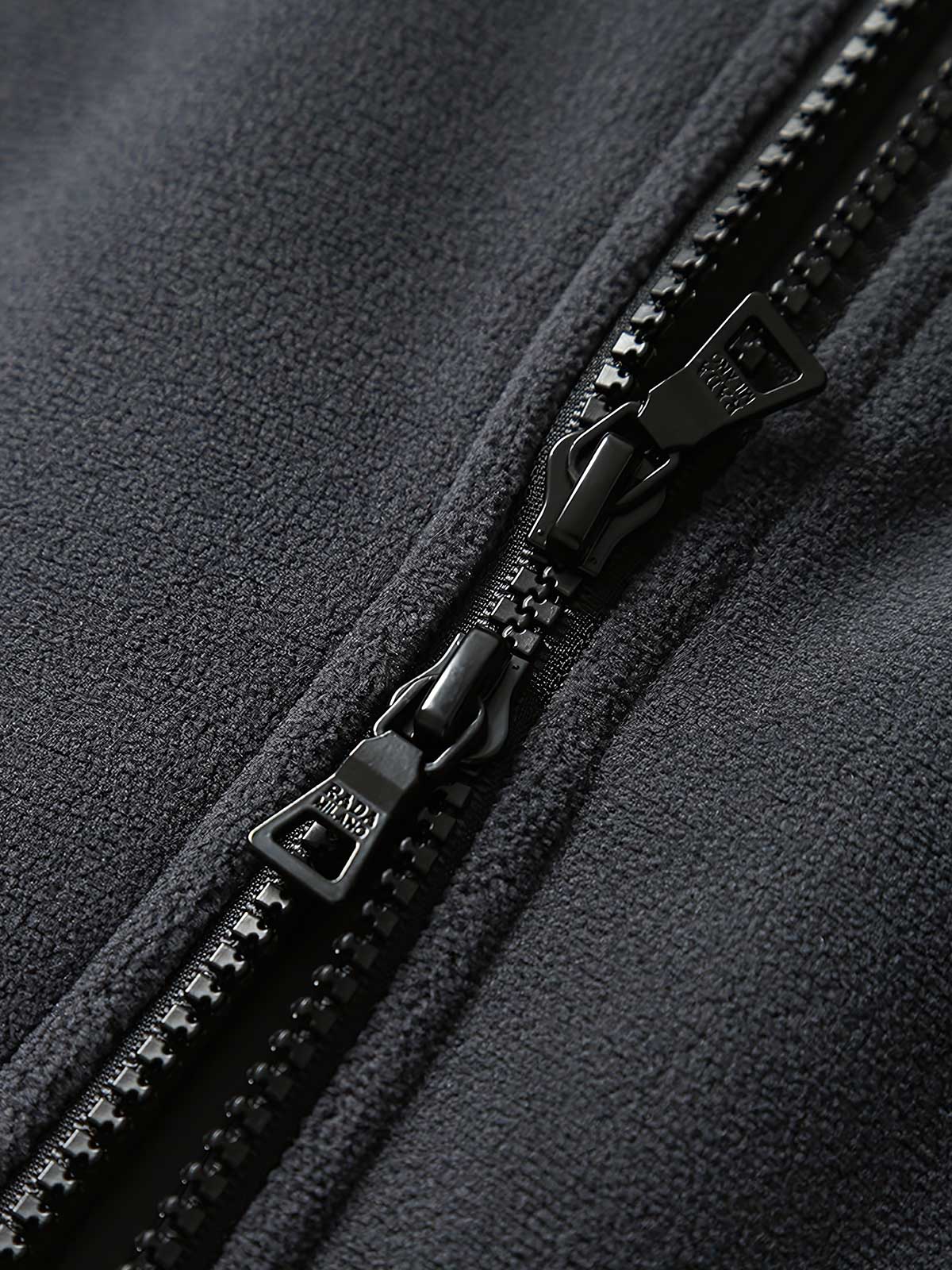 製品画像
「高密度フリース素材とフード付きデザインが特徴のパッチワークジャケットの全体画像。軽量で暖かく、高い蓄熱性を備えたデザインは、冬のアウトドアや日常使いに最適な一着。ダークグレー、ブラック、アーミーグリーンの3色展開で、Mから3XLまでの幅広いサイズに対応。高密度フリース、パッチワーク、フード付きジャケット、蓄熱性、アウトドア、防寒、3色展開、M-3XL。」
詳細画像
「高密度フリース素材の内側に採用された蓄熱フリース技術やパッチワークデザインのディテール特写画像。立体感を引き立てるパッチワークや、580gの高い生地重量による優れた保温性が特徴で、冬の寒さに対応するデザインを細部から確認可能。高密度フリース、パッチワーク、フード付きジャケット、蓄熱性、アウトドア、防寒、3色展開、M-3XL。」