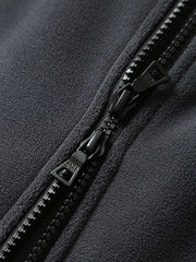 製品画像
「高密度フリース素材とフード付きデザインが特徴のパッチワークジャケットの全体画像。軽量で暖かく、高い蓄熱性を備えたデザインは、冬のアウトドアや日常使いに最適な一着。ダークグレー、ブラック、アーミーグリーンの3色展開で、Mから3XLまでの幅広いサイズに対応。高密度フリース、パッチワーク、フード付きジャケット、蓄熱性、アウトドア、防寒、3色展開、M-3XL。」
詳細画像
「高密度フリース素材の内側に採用された蓄熱フリース技術やパッチワークデザインのディテール特写画像。立体感を引き立てるパッチワークや、580gの高い生地重量による優れた保温性が特徴で、冬の寒さに対応するデザインを細部から確認可能。高密度フリース、パッチワーク、フード付きジャケット、蓄熱性、アウトドア、防寒、3色展開、M-3XL。」