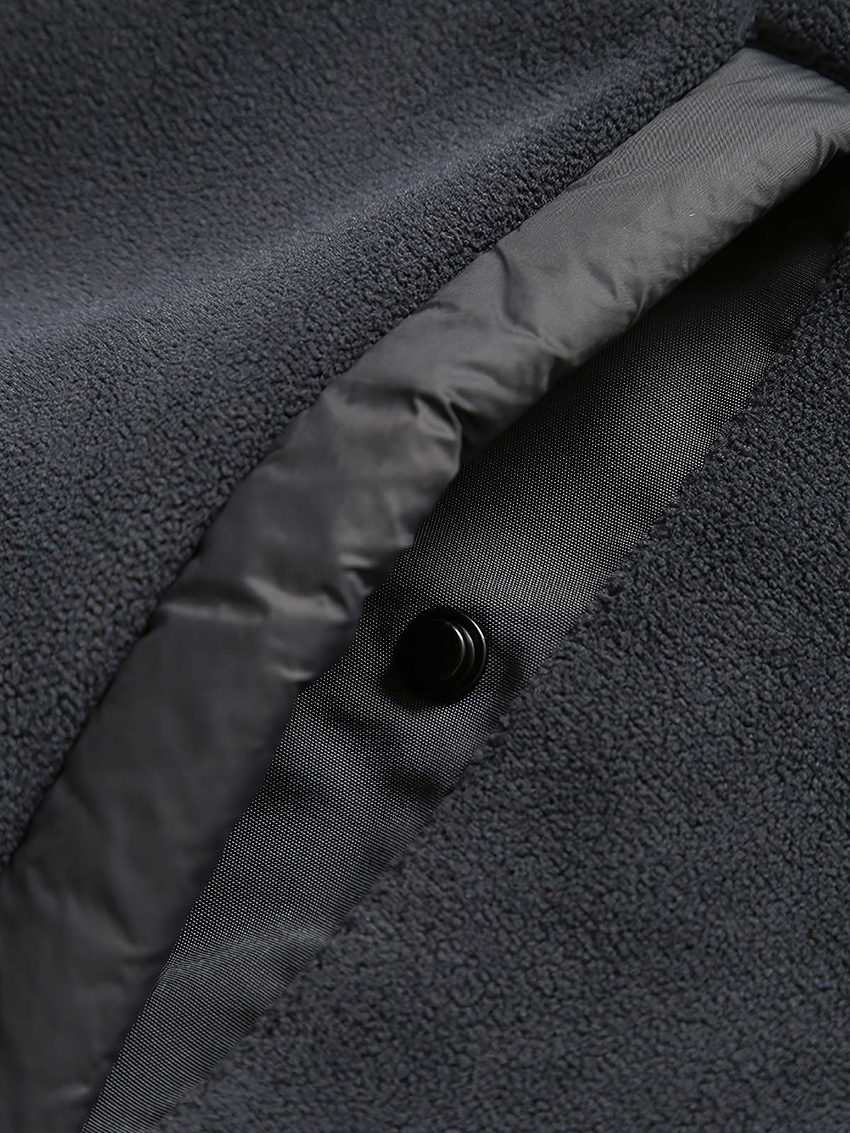 製品画像
「高密度フリース素材とフード付きデザインが特徴のパッチワークジャケットの全体画像。軽量で暖かく、高い蓄熱性を備えたデザインは、冬のアウトドアや日常使いに最適な一着。ダークグレー、ブラック、アーミーグリーンの3色展開で、Mから3XLまでの幅広いサイズに対応。高密度フリース、パッチワーク、フード付きジャケット、蓄熱性、アウトドア、防寒、3色展開、M-3XL。」
詳細画像
「高密度フリース素材の内側に採用された蓄熱フリース技術やパッチワークデザインのディテール特写画像。立体感を引き立てるパッチワークや、580gの高い生地重量による優れた保温性が特徴で、冬の寒さに対応するデザインを細部から確認可能。高密度フリース、パッチワーク、フード付きジャケット、蓄熱性、アウトドア、防寒、3色展開、M-3XL。」