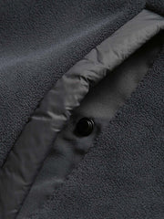 製品画像
「高密度フリース素材とフード付きデザインが特徴のパッチワークジャケットの全体画像。軽量で暖かく、高い蓄熱性を備えたデザインは、冬のアウトドアや日常使いに最適な一着。ダークグレー、ブラック、アーミーグリーンの3色展開で、Mから3XLまでの幅広いサイズに対応。高密度フリース、パッチワーク、フード付きジャケット、蓄熱性、アウトドア、防寒、3色展開、M-3XL。」
詳細画像
「高密度フリース素材の内側に採用された蓄熱フリース技術やパッチワークデザインのディテール特写画像。立体感を引き立てるパッチワークや、580gの高い生地重量による優れた保温性が特徴で、冬の寒さに対応するデザインを細部から確認可能。高密度フリース、パッチワーク、フード付きジャケット、蓄熱性、アウトドア、防寒、3色展開、M-3XL。」