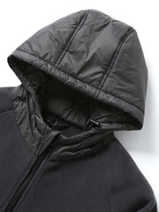 製品画像
「高密度フリース素材とフード付きデザインが特徴のパッチワークジャケットの全体画像。軽量で暖かく、高い蓄熱性を備えたデザインは、冬のアウトドアや日常使いに最適な一着。ダークグレー、ブラック、アーミーグリーンの3色展開で、Mから3XLまでの幅広いサイズに対応。高密度フリース、パッチワーク、フード付きジャケット、蓄熱性、アウトドア、防寒、3色展開、M-3XL。」
詳細画像
「高密度フリース素材の内側に採用された蓄熱フリース技術やパッチワークデザインのディテール特写画像。立体感を引き立てるパッチワークや、580gの高い生地重量による優れた保温性が特徴で、冬の寒さに対応するデザインを細部から確認可能。高密度フリース、パッチワーク、フード付きジャケット、蓄熱性、アウトドア、防寒、3色展開、M-3XL。」