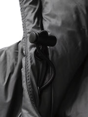 製品画像
「高密度フリース素材とフード付きデザインが特徴のパッチワークジャケットの全体画像。軽量で暖かく、高い蓄熱性を備えたデザインは、冬のアウトドアや日常使いに最適な一着。ダークグレー、ブラック、アーミーグリーンの3色展開で、Mから3XLまでの幅広いサイズに対応。高密度フリース、パッチワーク、フード付きジャケット、蓄熱性、アウトドア、防寒、3色展開、M-3XL。」
詳細画像
「高密度フリース素材の内側に採用された蓄熱フリース技術やパッチワークデザインのディテール特写画像。立体感を引き立てるパッチワークや、580gの高い生地重量による優れた保温性が特徴で、冬の寒さに対応するデザインを細部から確認可能。高密度フリース、パッチワーク、フード付きジャケット、蓄熱性、アウトドア、防寒、3色展開、M-3XL。」