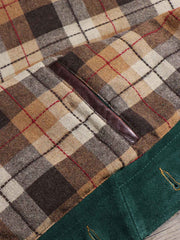 製品画像
「3ポケットデザインが特徴の本革ヌバックレザージャケット全体展示画像。ダークピーコックグリーンとオイルワックス加工された襟のバイカラーデザインが高級感を演出し、クラシックかつヴィンテージな風合いを備えた一着。3ポケット、本革、ヌバック、レザージャケット、ダークピーコックグリーン、オイルワックス加工、ヴィンテージデザイン。」
詳細画像
「本革ヌバックレザージャケットのダークピーコックグリーンとオイルワックス加工が施された襟部分のディテール特写。手作業による染色とエイジング加工が特徴で、滑らかな質感と繊細な起毛仕上げが一目でわかるデザイン。3ポケット、本革、ヌバック、レザージャケット、ダークピーコックグリーン、オイルワックス加工、ヴィンテージデザイン。」