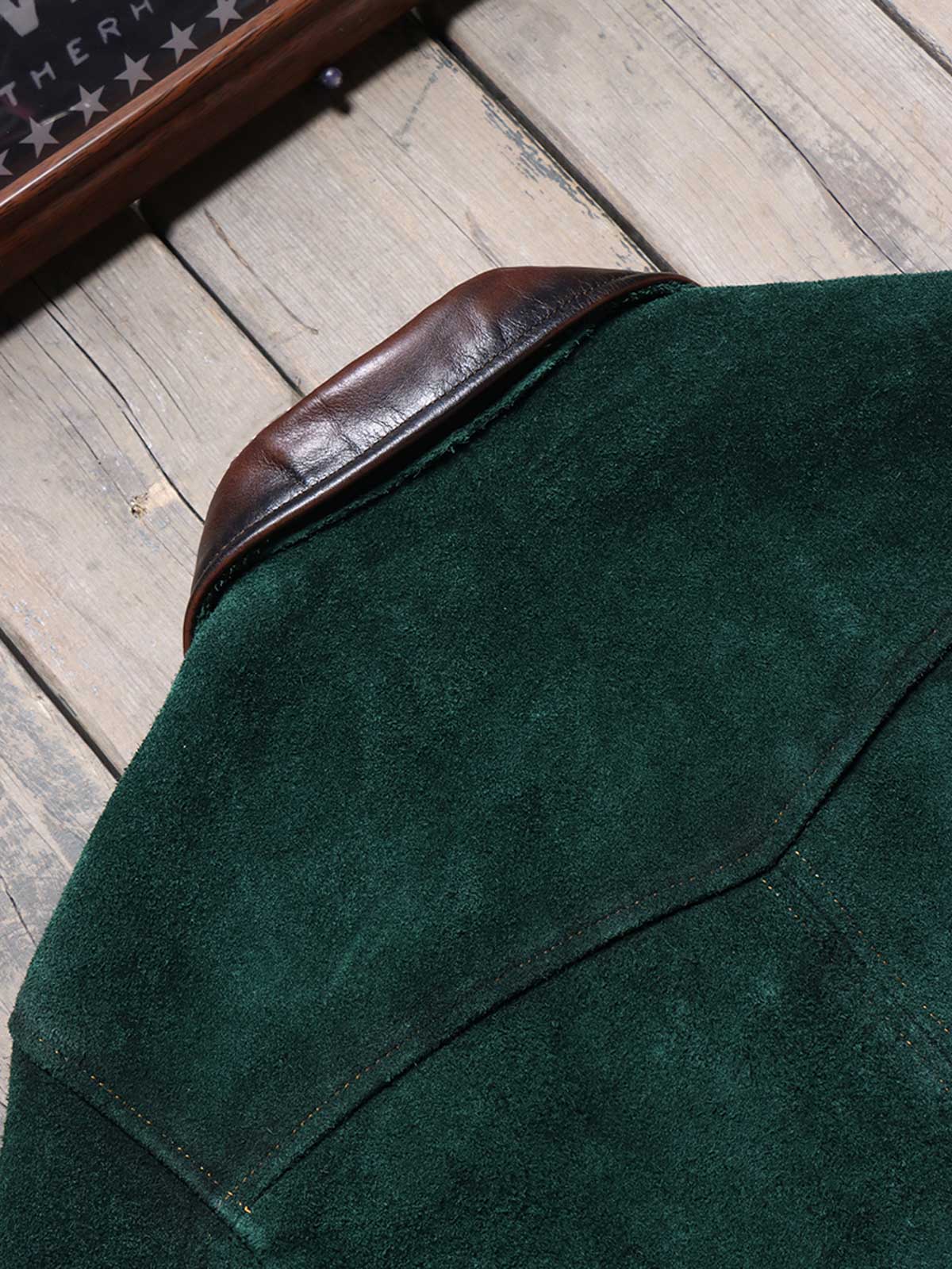 製品画像
「3ポケットデザインが特徴の本革ヌバックレザージャケット全体展示画像。ダークピーコックグリーンとオイルワックス加工された襟のバイカラーデザインが高級感を演出し、クラシックかつヴィンテージな風合いを備えた一着。3ポケット、本革、ヌバック、レザージャケット、ダークピーコックグリーン、オイルワックス加工、ヴィンテージデザイン。」
詳細画像
「本革ヌバックレザージャケットのダークピーコックグリーンとオイルワックス加工が施された襟部分のディテール特写。手作業による染色とエイジング加工が特徴で、滑らかな質感と繊細な起毛仕上げが一目でわかるデザイン。3ポケット、本革、ヌバック、レザージャケット、ダークピーコックグリーン、オイルワックス加工、ヴィンテージデザイン。」