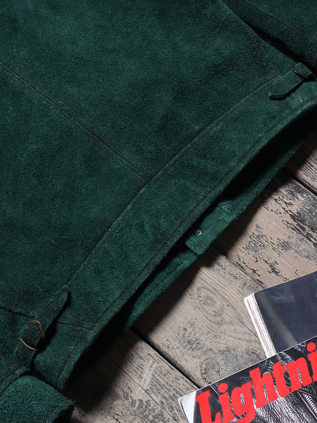 製品画像
「3ポケットデザインが特徴の本革ヌバックレザージャケット全体展示画像。ダークピーコックグリーンとオイルワックス加工された襟のバイカラーデザインが高級感を演出し、クラシックかつヴィンテージな風合いを備えた一着。3ポケット、本革、ヌバック、レザージャケット、ダークピーコックグリーン、オイルワックス加工、ヴィンテージデザイン。」
詳細画像
「本革ヌバックレザージャケットのダークピーコックグリーンとオイルワックス加工が施された襟部分のディテール特写。手作業による染色とエイジング加工が特徴で、滑らかな質感と繊細な起毛仕上げが一目でわかるデザイン。3ポケット、本革、ヌバック、レザージャケット、ダークピーコックグリーン、オイルワックス加工、ヴィンテージデザイン。」