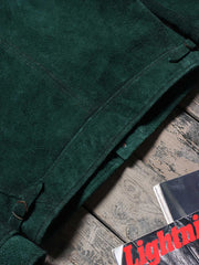 製品画像
「3ポケットデザインが特徴の本革ヌバックレザージャケット全体展示画像。ダークピーコックグリーンとオイルワックス加工された襟のバイカラーデザインが高級感を演出し、クラシックかつヴィンテージな風合いを備えた一着。3ポケット、本革、ヌバック、レザージャケット、ダークピーコックグリーン、オイルワックス加工、ヴィンテージデザイン。」
詳細画像
「本革ヌバックレザージャケットのダークピーコックグリーンとオイルワックス加工が施された襟部分のディテール特写。手作業による染色とエイジング加工が特徴で、滑らかな質感と繊細な起毛仕上げが一目でわかるデザイン。3ポケット、本革、ヌバック、レザージャケット、ダークピーコックグリーン、オイルワックス加工、ヴィンテージデザイン。」