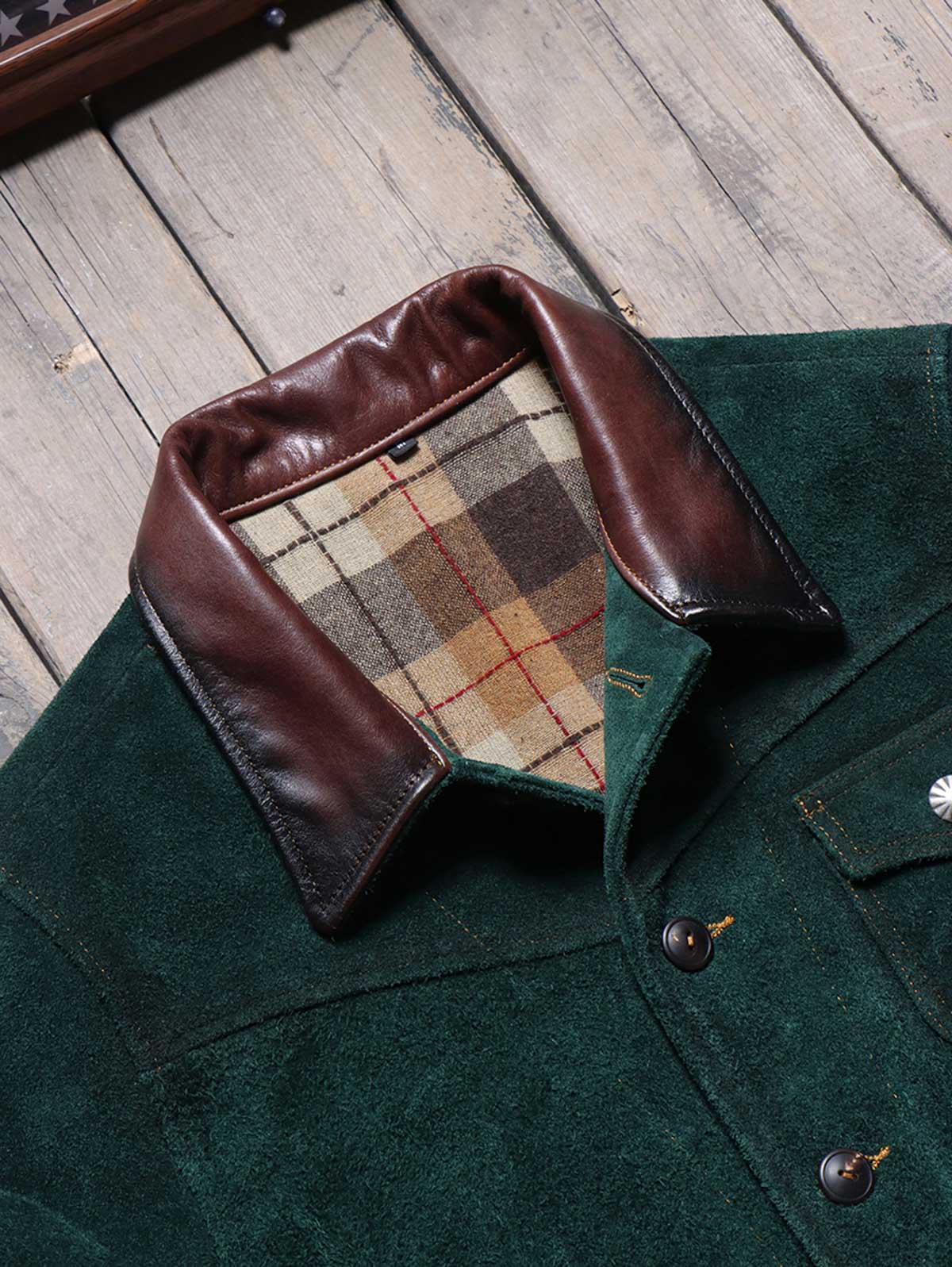 製品画像
「3ポケットデザインが特徴の本革ヌバックレザージャケット全体展示画像。ダークピーコックグリーンとオイルワックス加工された襟のバイカラーデザインが高級感を演出し、クラシックかつヴィンテージな風合いを備えた一着。3ポケット、本革、ヌバック、レザージャケット、ダークピーコックグリーン、オイルワックス加工、ヴィンテージデザイン。」
詳細画像
「本革ヌバックレザージャケットのダークピーコックグリーンとオイルワックス加工が施された襟部分のディテール特写。手作業による染色とエイジング加工が特徴で、滑らかな質感と繊細な起毛仕上げが一目でわかるデザイン。3ポケット、本革、ヌバック、レザージャケット、ダークピーコックグリーン、オイルワックス加工、ヴィンテージデザイン。」
