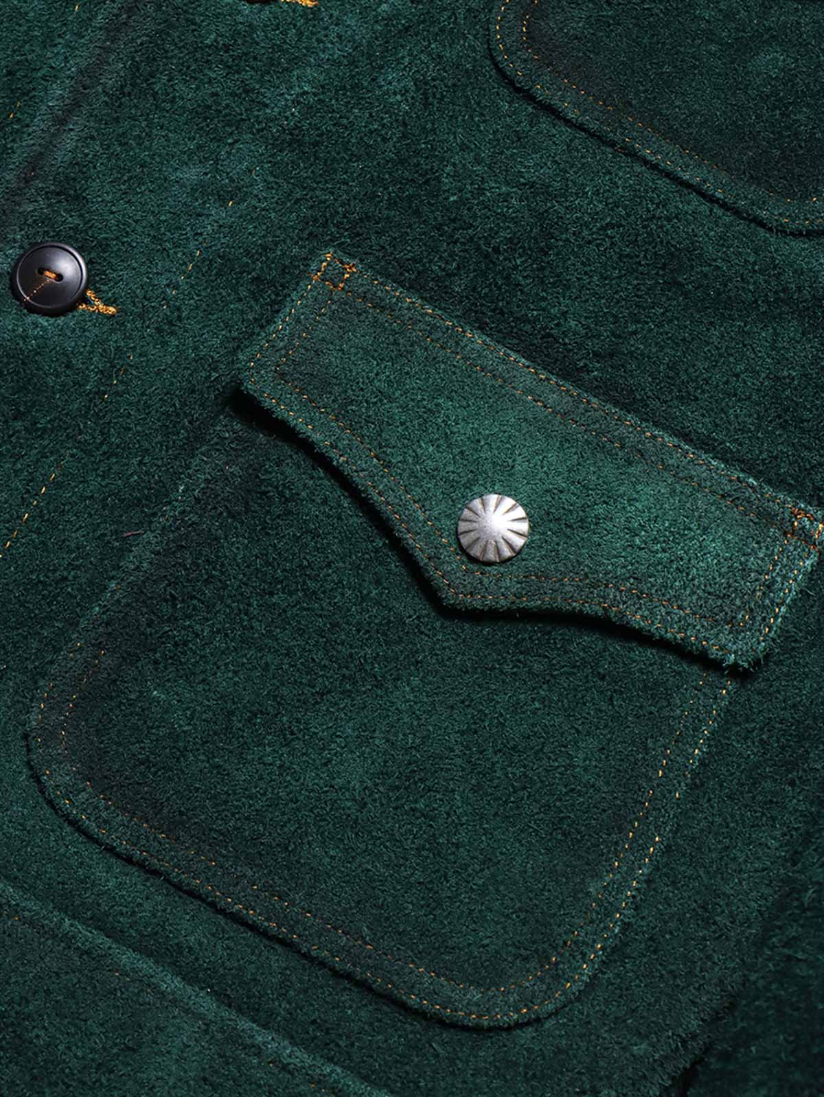 製品画像
「3ポケットデザインが特徴の本革ヌバックレザージャケット全体展示画像。ダークピーコックグリーンとオイルワックス加工された襟のバイカラーデザインが高級感を演出し、クラシックかつヴィンテージな風合いを備えた一着。3ポケット、本革、ヌバック、レザージャケット、ダークピーコックグリーン、オイルワックス加工、ヴィンテージデザイン。」
詳細画像
「本革ヌバックレザージャケットのダークピーコックグリーンとオイルワックス加工が施された襟部分のディテール特写。手作業による染色とエイジング加工が特徴で、滑らかな質感と繊細な起毛仕上げが一目でわかるデザイン。3ポケット、本革、ヌバック、レザージャケット、ダークピーコックグリーン、オイルワックス加工、ヴィンテージデザイン。」