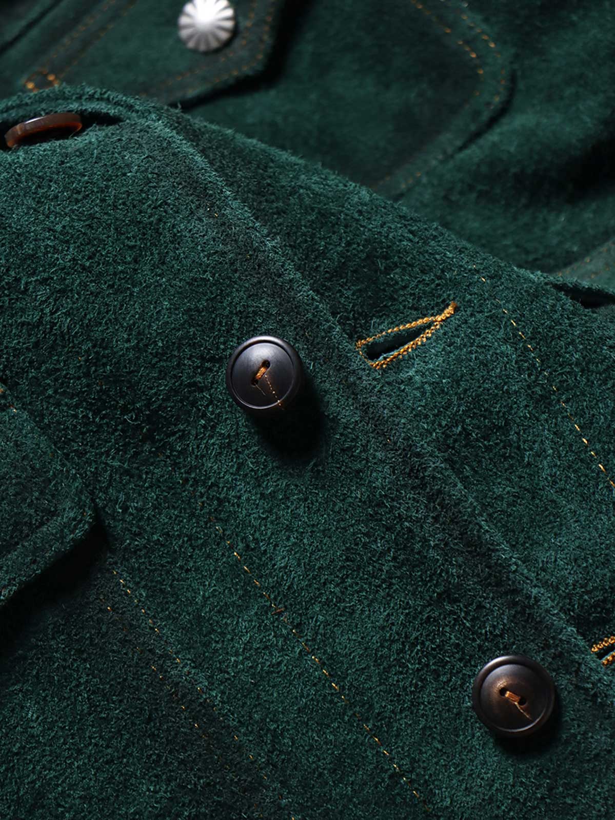 製品画像
「3ポケットデザインが特徴の本革ヌバックレザージャケット全体展示画像。ダークピーコックグリーンとオイルワックス加工された襟のバイカラーデザインが高級感を演出し、クラシックかつヴィンテージな風合いを備えた一着。3ポケット、本革、ヌバック、レザージャケット、ダークピーコックグリーン、オイルワックス加工、ヴィンテージデザイン。」
詳細画像
「本革ヌバックレザージャケットのダークピーコックグリーンとオイルワックス加工が施された襟部分のディテール特写。手作業による染色とエイジング加工が特徴で、滑らかな質感と繊細な起毛仕上げが一目でわかるデザイン。3ポケット、本革、ヌバック、レザージャケット、ダークピーコックグリーン、オイルワックス加工、ヴィンテージデザイン。」