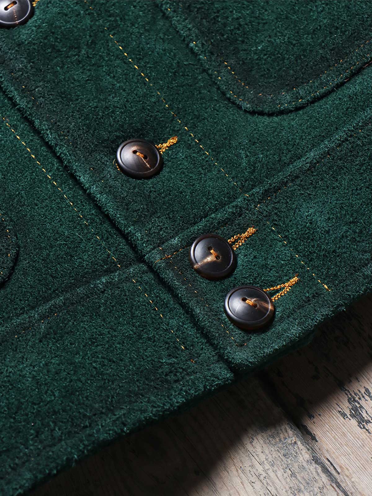 製品画像
「3ポケットデザインが特徴の本革ヌバックレザージャケット全体展示画像。ダークピーコックグリーンとオイルワックス加工された襟のバイカラーデザインが高級感を演出し、クラシックかつヴィンテージな風合いを備えた一着。3ポケット、本革、ヌバック、レザージャケット、ダークピーコックグリーン、オイルワックス加工、ヴィンテージデザイン。」
詳細画像
「本革ヌバックレザージャケットのダークピーコックグリーンとオイルワックス加工が施された襟部分のディテール特写。手作業による染色とエイジング加工が特徴で、滑らかな質感と繊細な起毛仕上げが一目でわかるデザイン。3ポケット、本革、ヌバック、レザージャケット、ダークピーコックグリーン、オイルワックス加工、ヴィンテージデザイン。」