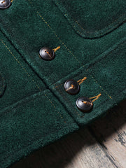 製品画像
「3ポケットデザインが特徴の本革ヌバックレザージャケット全体展示画像。ダークピーコックグリーンとオイルワックス加工された襟のバイカラーデザインが高級感を演出し、クラシックかつヴィンテージな風合いを備えた一着。3ポケット、本革、ヌバック、レザージャケット、ダークピーコックグリーン、オイルワックス加工、ヴィンテージデザイン。」
詳細画像
「本革ヌバックレザージャケットのダークピーコックグリーンとオイルワックス加工が施された襟部分のディテール特写。手作業による染色とエイジング加工が特徴で、滑らかな質感と繊細な起毛仕上げが一目でわかるデザイン。3ポケット、本革、ヌバック、レザージャケット、ダークピーコックグリーン、オイルワックス加工、ヴィンテージデザイン。」