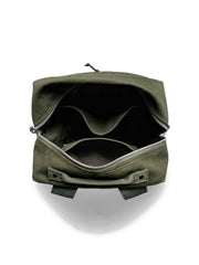 二方向ファスナーや拡張用取り付けポイントなどのディテール