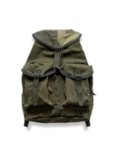レトロなピンカラーキャンバスとレザーを組み合わせた登山リュックの全体図