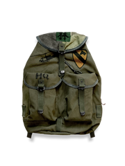 レトロなピンカラーキャンバスとレザーを組み合わせた登山リュックの全体図