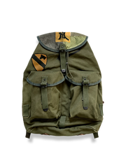 レトロなピンカラーキャンバスとレザーを組み合わせた登山リュックの全体図