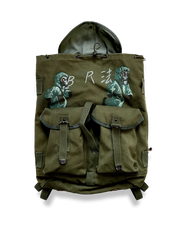 レトロなピンカラーキャンバスとレザーを組み合わせた登山リュックの全体図