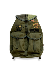 レトロなピンカラーキャンバスとレザーを組み合わせた登山リュックの全体図