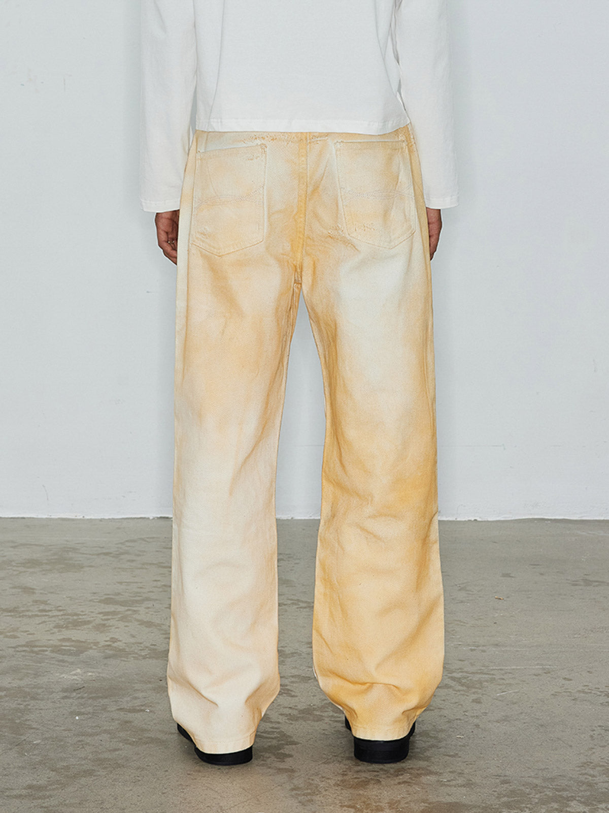 詳細画像:手作業のハンドサンディングとスプレー染めのディテール