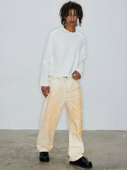 モデル画像:モデルがスプレー染めヴィンテージデニムパンツを着用