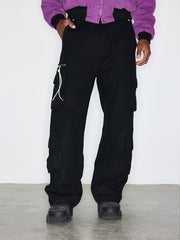 詳細画像:ジッパー付きレザーストラップとポケットのディテール