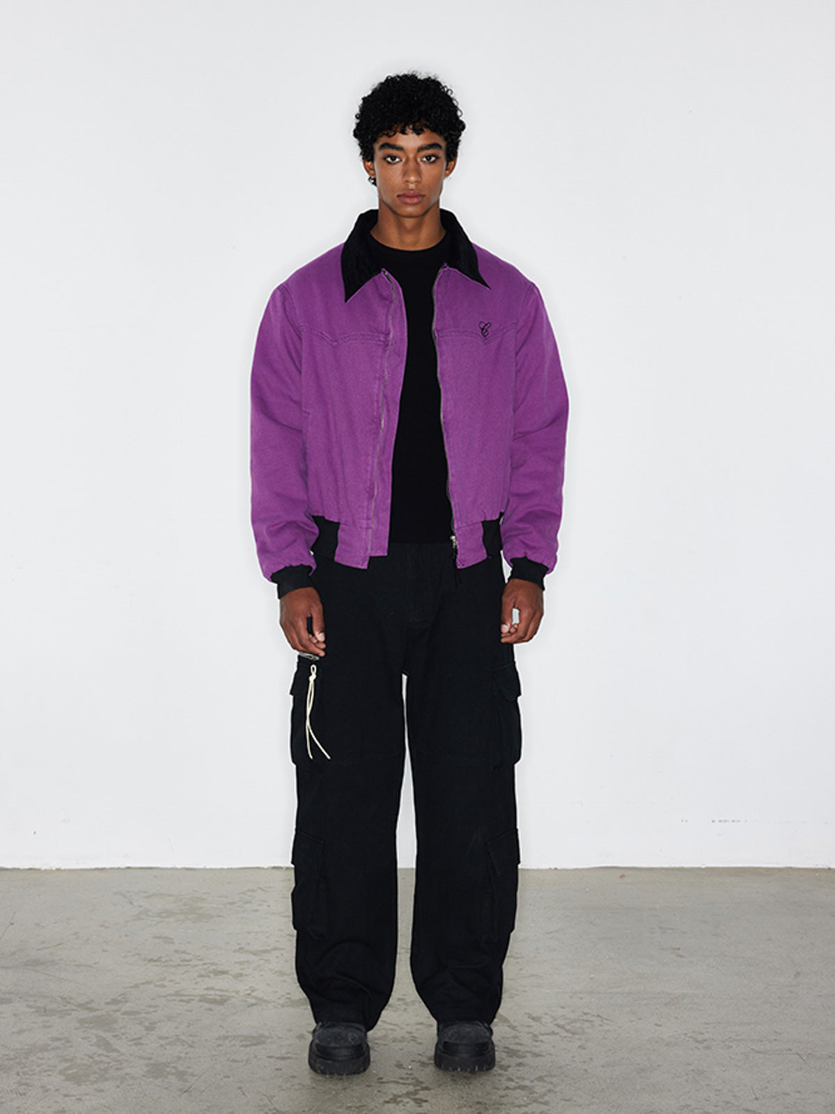 モデル画像:モデルがヘビーウォッシュヴィンテージリボン付き4ポケットカーゴパンツを着用