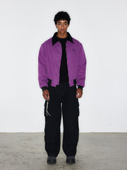 モデル画像:モデルがヘビーウォッシュヴィンテージリボン付き4ポケットカーゴパンツを着用