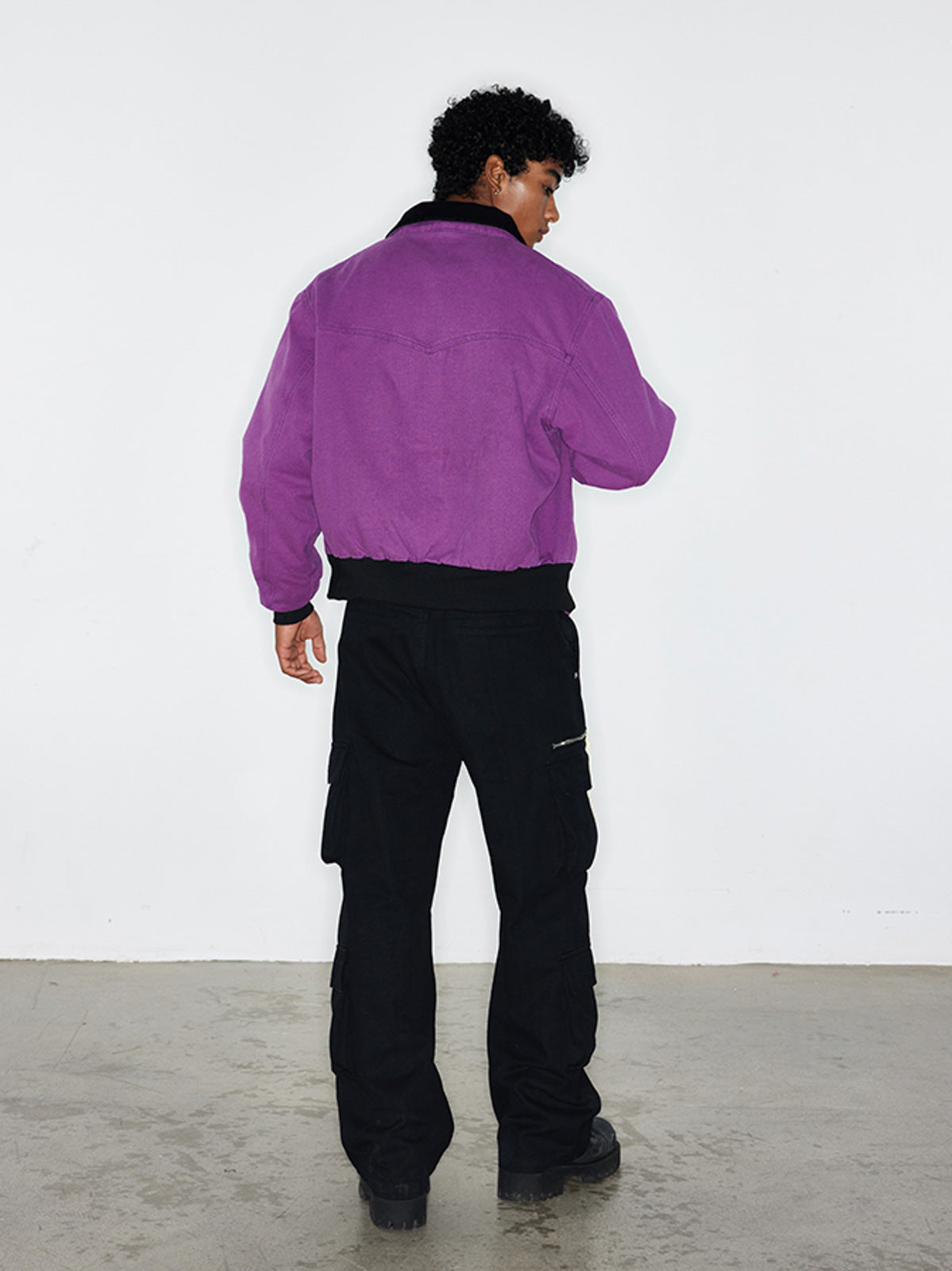 モデル画像:モデルがヘビーウォッシュヴィンテージリボン付き4ポケットカーゴパンツを着用