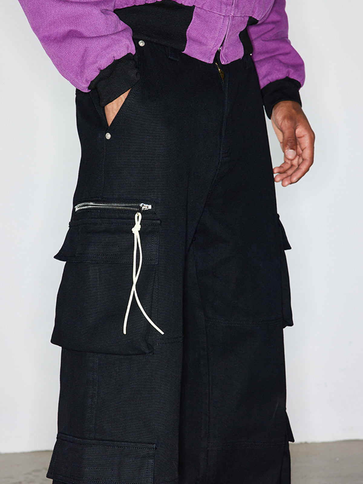 詳細画像:ジッパー付きレザーストラップとポケットのディテール