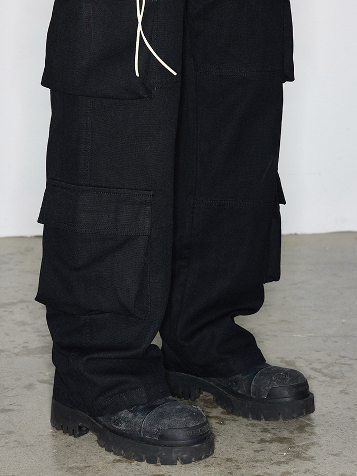 詳細画像:ジッパー付きレザーストラップとポケットのディテール